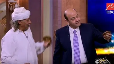 شاهد.. عمرو أديب يعزف بـ