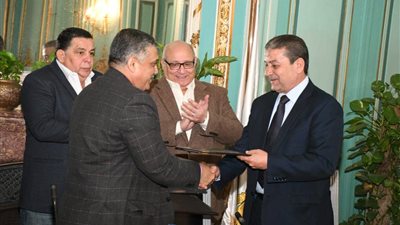 جامعة عين شمس توقع بروتوكول تعاون مع محافظة القاهرة (صور)