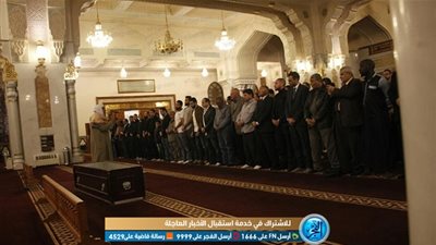 العشرات يؤدون صلاة الجنازة على نبيل زكي من مسجد الرحمن الرحيم بالقاهرة (صور) 