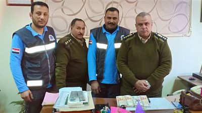 مسعفان يعثران على 47 ألف جنيهًا أثناء نقل مصابي حادث تصادم بالبحيرة (صور)