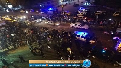 عاجل.. لحظة رفع سيارة الشرطة بعد انقلابها من أعلى مزلقان أرض اللواء (فيديو)