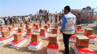 الهلال الأحمر الإماراتي يقدم مساعدات غذائية وإيوائية للنازحين في شبوة