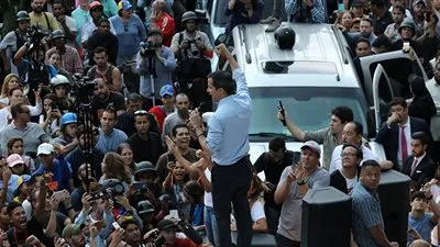 زعيم المعارضة الفنزويلية يتعهد بالدخول إلى قصر الرئاسة وطرد مادورو 