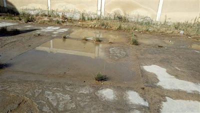 مدرسة بالسويس تغرق فى المياه.. و'الأمناء': المسئولون بيحدفونا لبعض (صور)