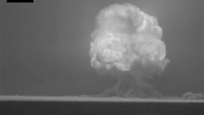 ديلى ميل: لقطات جديدة لتفجير أول قنبلة ذرية على الإطلاق (فيديو)