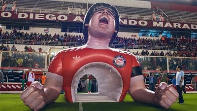 مارادونا يتحول إلى ممر ملعب فى الأرجنتين .. فيديو وصور