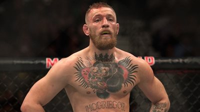 اعتقال مصارع بريطاني شهير بعد تحطيم هاتف أحد معجبيه! (فيديو)