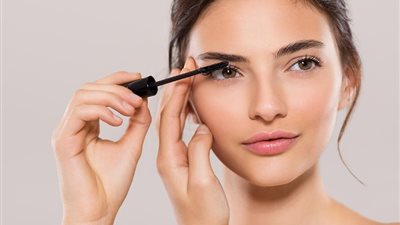 للعروس.. هكذا يمكنك الحصول على رموش كثيفة وملتصقة 