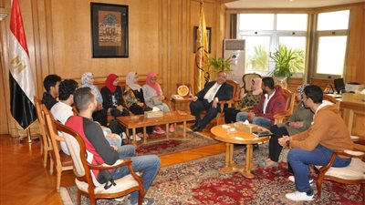 رئيس جامعة حلوان يستقبل الطلاب المشاركين في برنامج العباقرة