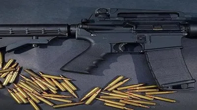 شاهد.. والد طالب يقتحم مدرسة بسلاح رشاش في ولاية فلوريدا ويصيح 