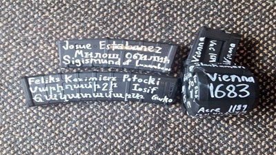 وجه رسالة للاجئين.. ماذا كتب منفذ حادث نيوزيلندا على أسلحته؟