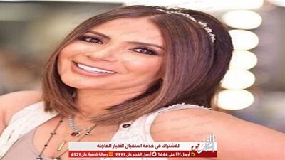 وقوع منى زكي أثناء مداعبة ابنها يونس 