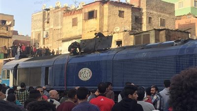 السيطرة على حريق شب بعربة قطار بالقرب من شارع أحمد حلمي (صور)