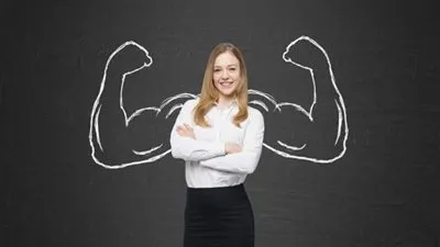 اعرفي إيجابيات وسلبيات شخصيتك القوية في العمل