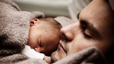 دراسة توضح حقيقة تعرض الرجل لاكتئاب ما بعد الولادة 