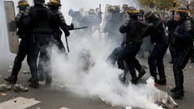 الشرطة الفرنسية تستخدم الغاز المسيل للدموع ضد أصحاب السترات الصفراء