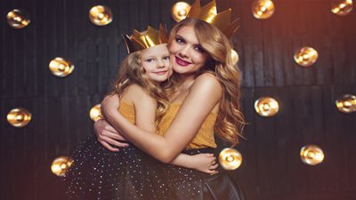 إليكِ أجمل موديلات أزياء الأم وبنتها بمناسبة عيد الأم! (صور)