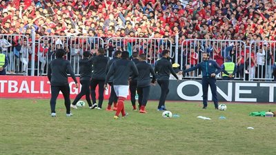 أيمن أشرف يتعرض للإصابة في مباراة الأهلي وشبيبة الساورة