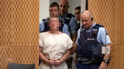 إرهابي نيوزيلندا يمثل أمام المحكمة بتهمة القتل