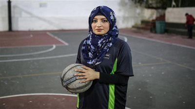 سمر الكردي.. أول حكمة كرة السلة في غزة 