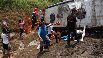 مقتل تلميذة و10 إصابات بانقلاب باص في تايلاند