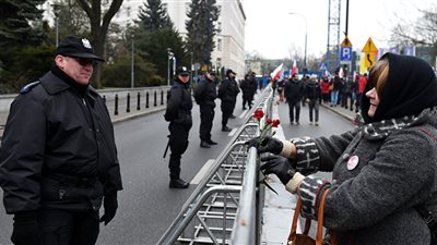 الشرطة البولندية تلقي القبض على ثلاثة أشخاص يشتبه بهم بالترويج للنازية