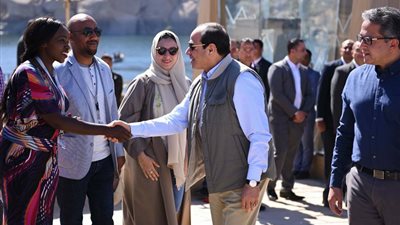 أسواني يحاول تقبيل يد الرئيس.. شاهد ماذا فعل السيسي (فيديو)