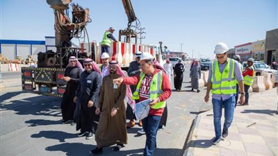 بلدية القريات تبدأ تأهيل وتطوير طريق الوادي