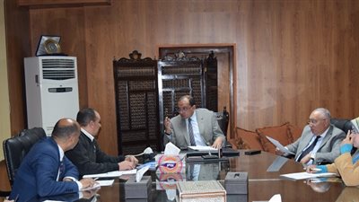 رئيس جامعة بني سويف يناقش استعدادات مركز الإنتاج لـ