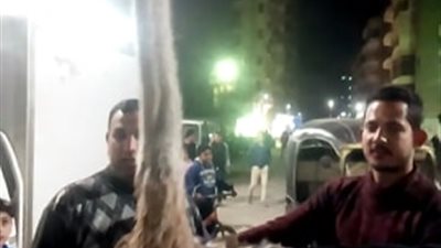 على طريقة فيلم صاحب صاحبه.. جزار يتجول في شوارع المحلة بنعامة قبل ذبحها والأهالي تلتقط معها السيلفي (صور)