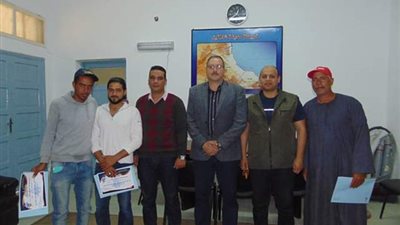 رئيس مدينة الشلاتين يكرم الصيادين المشاركين في إنقاذ السائحين الفرنسيين 