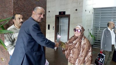 احتفالا بعيد الأم.. موانئ البحر الأحمر توزع الورود على الأمهات (صور)