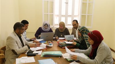 فحص ملفات المتقدمين للحصول على 100 لوحة معدنية تاكسي بالسويس