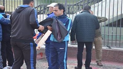 هدية تذكارية من أيمن المزين لمدرب المنصورة (صور)