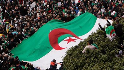 التظاهرات مستمرة.. ماذا يحدث داخل السودان وفرنسا والجزائر؟