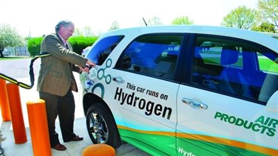 علماء يستخدمون 