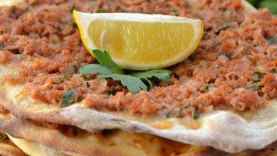 على الطريقة التركية.. جربي تحضير اللحم بالعجين 