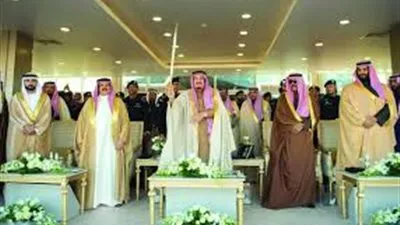 خادم الحرمين الشريفين يؤدي العرضة في اختتام مهرجان الابل