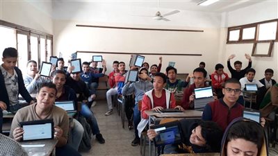 طلاب الصف الأول الثانوي بمدرسة في 