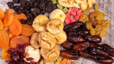 احذري من تناول الفاكهة المجففة باستمرار