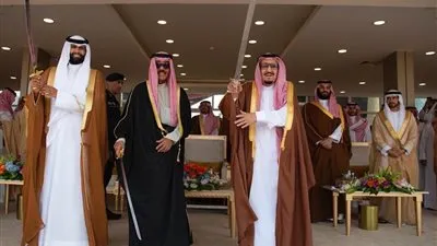 شيخ قطري ينشر صورة برفقة الملك سلمان: سعدت في حضرة والدنا خادم الحرمين