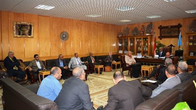 نائب رئيس جامعة الأزهر بأسيوط يجتمع بعمداء الكليات بعد انتشار شائعات اختفاء طالبة (صور)