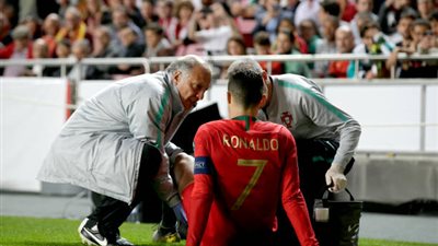 الكشف عن مدي خطورة إصابة رونالدو (فيديو)