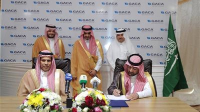 بدر بن سلطان يشهد توقيع عقد تنفيذ مطار القنفذة بـ840 مليون ريال