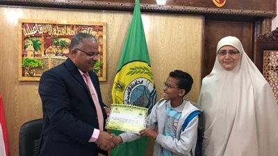 مدير تعليم الإسماعيلية يستقبل طالب اخترع روبرت يعمل تحت الأنقاض 