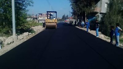 استكمال أعمال رصف الطرق بمدن ومراكز البحيرة (صور)