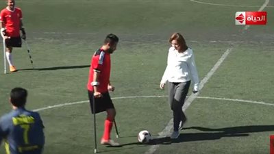 شاهد.. ريهام سعيد تلعب كرة القدم على الهواء