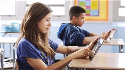 طلاب الصف الأول الثانوي يؤدون امتحان الفيزياء إلكترونيا اليوم