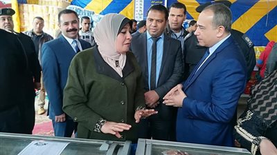 توافد الأهالي على معرض 