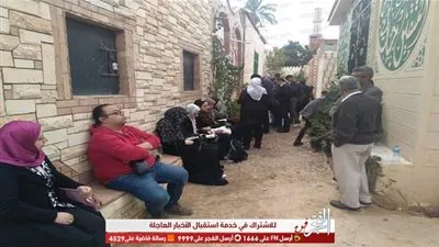 في ذكرى وفاته الأولى.. محبو العراب أحمد خالد توفيق يزينون مقبرته بمقولاته